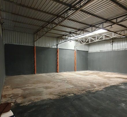 quadra coberta com piso de cimento, antes da instalação