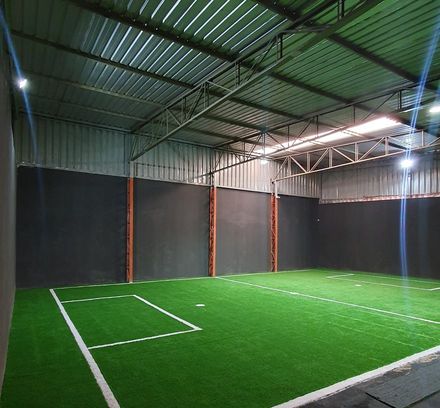 mesma quadra com gramado sintético e marcação de campo em linhas brancas