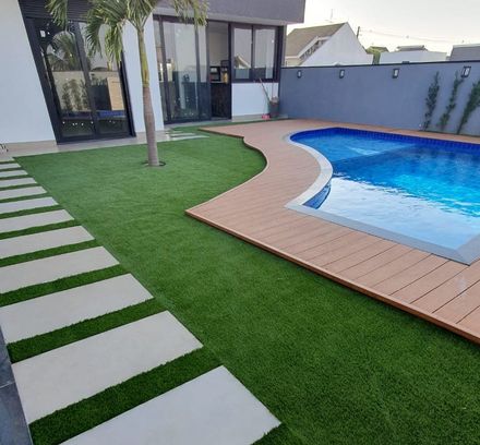 mesma faixa com grama sintética e placas de concreto formando caminho até a piscina
