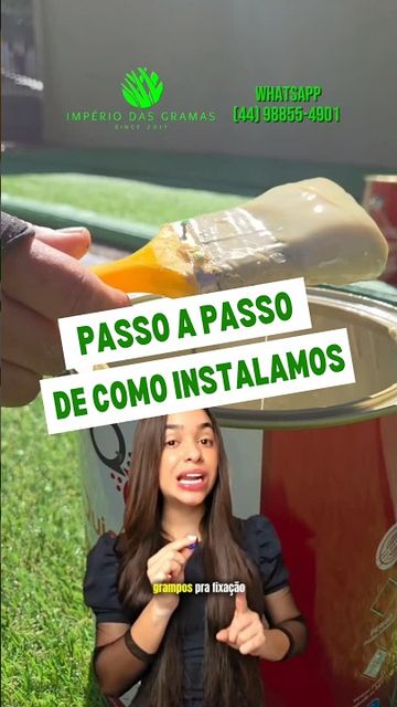 Mão aplicando cola com pincel sobre lata, durante a instalação de grama sintética