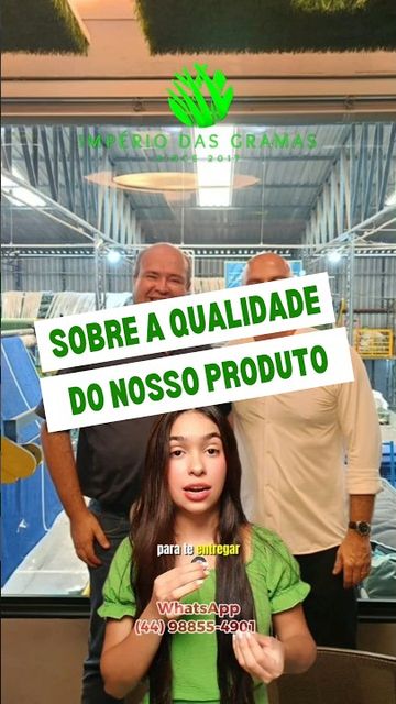 Equipe no galpão de estoque, com rolos de grama sintética ao fundo